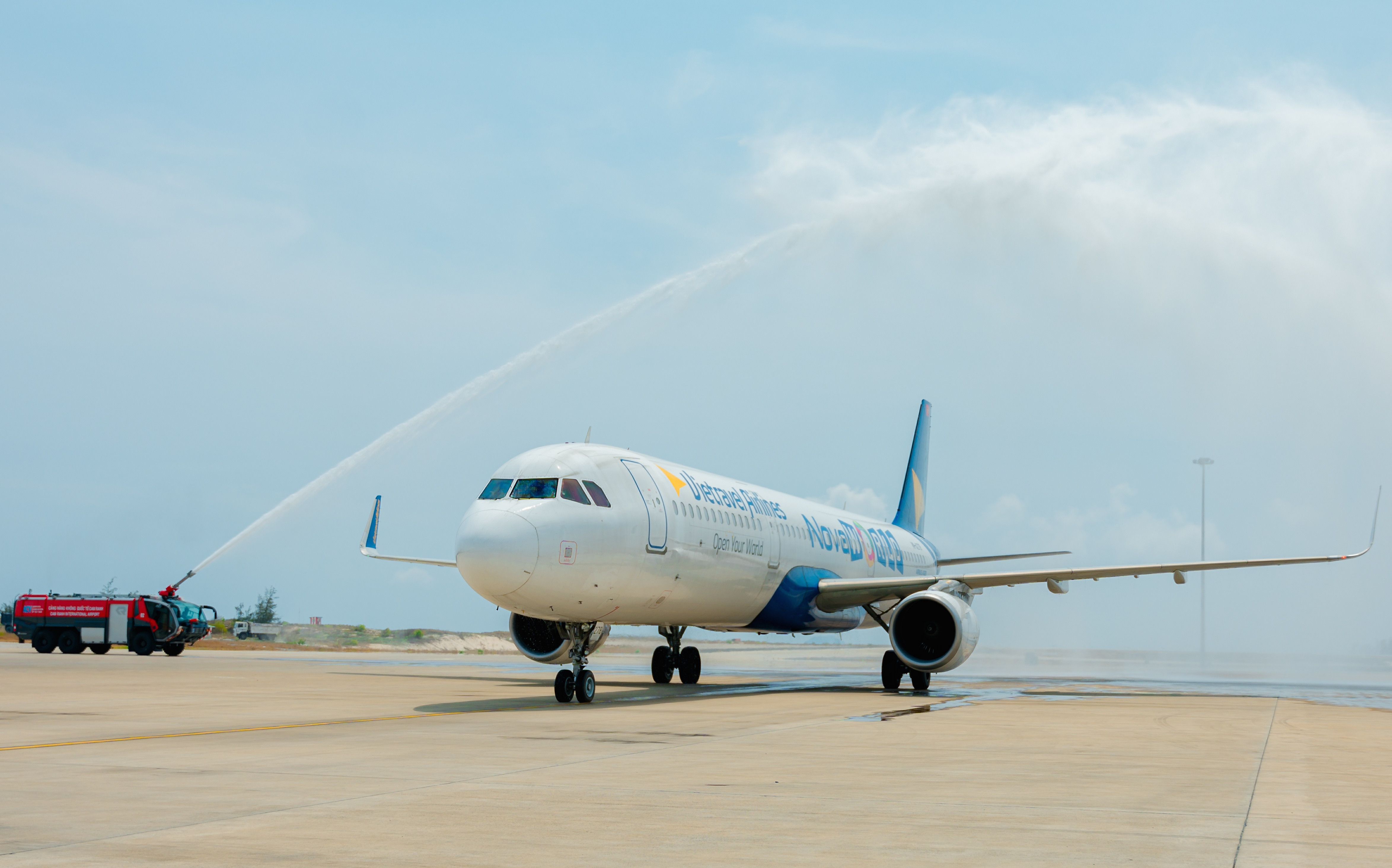 Áp giá sàn vé bay, ai lợi, ai thiệt?