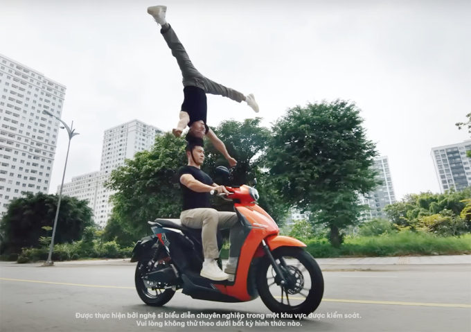 Công an làm việc với Quốc Cơ - Quốc Nghiệp vụ 'chồng đầu đi xe máy'