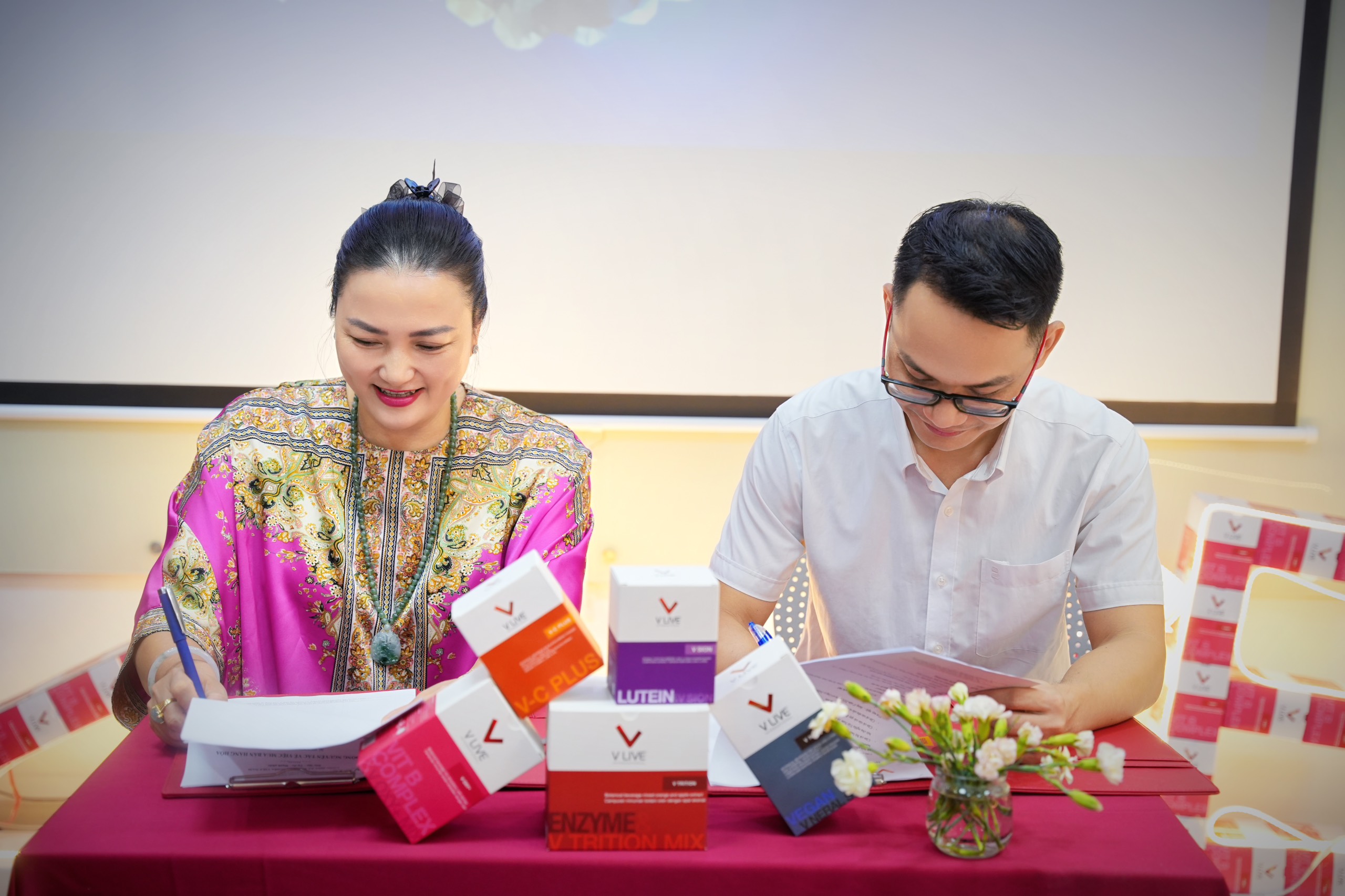 LỄ KÝ KẾT HỢP TÁC CHIẾN LƯỢC GIỮA CÔNG TY CỔ PHẦN SÓC ĐỎ VÀ V LIVE INTERNATIONAL 