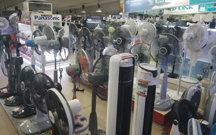 Nắng nóng gay gắt, thiết bị tích điện hút khách mùa hè