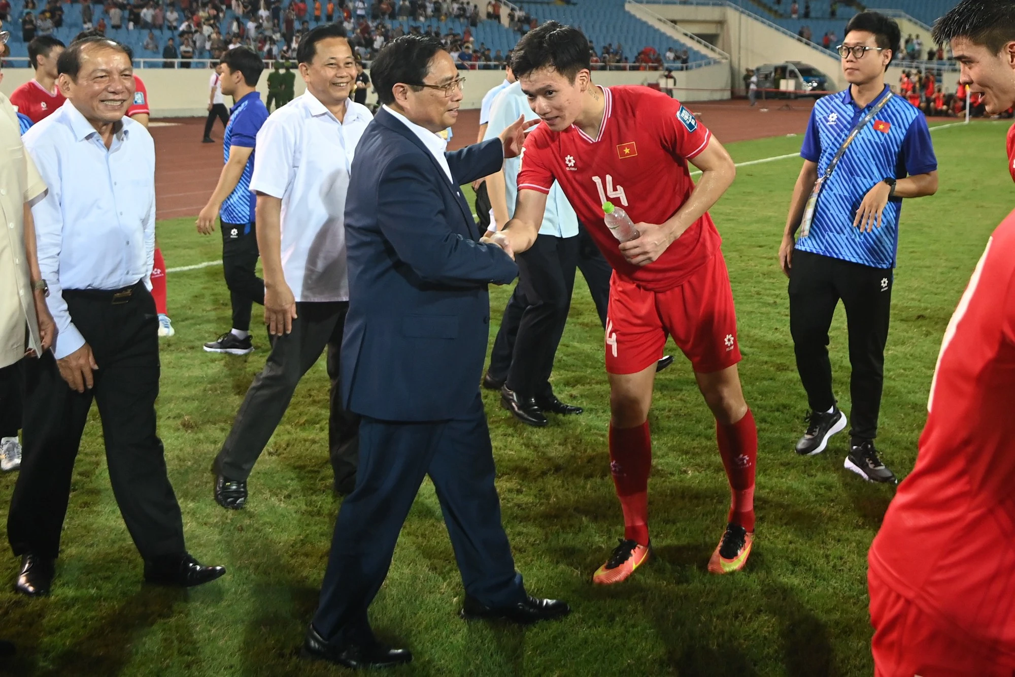 Thủ tướng xuống sân chúc mừng chiến thắng 'nghẹt thở' của đội tuyển Việt Nam